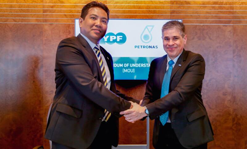 Firma del memorándum entre YPF y Petronas, durante la gestión del expresidente, Pablo González