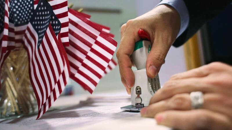 La administración de Donald Trump impuso nuevas tarifas obligatorias para las solicitudes de asilo en Estados Unidos. Fuente: Archivo.