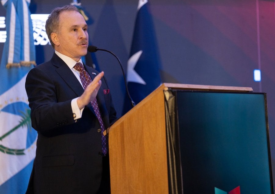 El embajador de Estados Unidos, Peter Lamelas