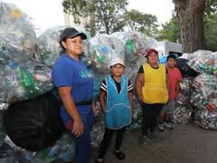 Cartoneros en Nueva York: renunciaron a sus trabajos y ahora ganan u$s 1000 por día recolectando latas y botellas