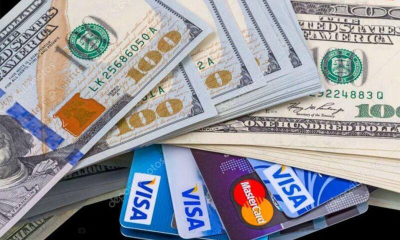 Se mantienen los recargos para las compras con tarjeta en dólares