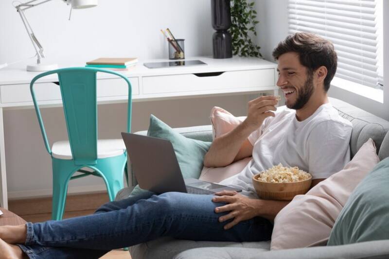 Las mejores series y películas para ver en España (foto: Freepik).