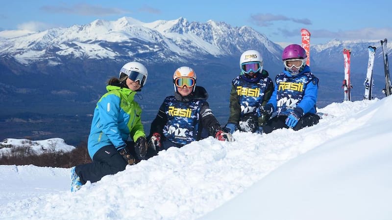Este centro de esquí ofrece una experiencia invernal completa con múltiples pistas para todas las edades.