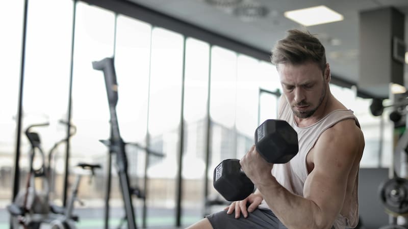 Conocer qué tipo de agarre y rango de movimiento es ideal para ganar bíceps es fundamental para tu entrenamiento.