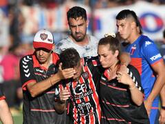 Tigre vs. Chacarita: el estremecedor momento en el que el futbolista Brandán recibe un botellazo