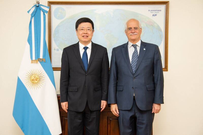 El embajador Xiao y el ministro de Defensa, Jorge Taiana en la reunión en el Edificio Libertador