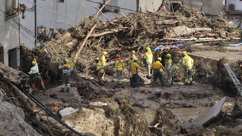 Pedro Sánchez y la Casa del Rey garantizaron toda la ayuda necesaria a las víctimas de la DANA: la UE "está dispuesta" a colaborar.