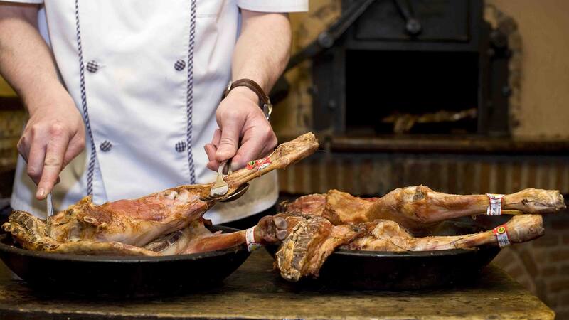 Lechazo asado: sencilla receta para descubrir el sabor auténtico del cordero lechal.