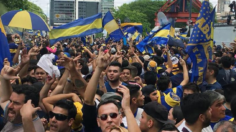 "Banderazo". Los hinchas de Boca y River despedirán hoy a sus equipos