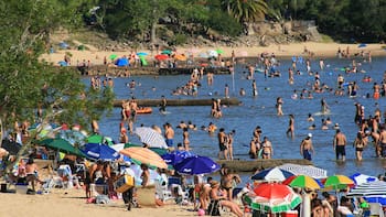 Analizan agua de playas del Río Uruguay luego que un centenar de bañistas sufrieran erupciones y picazón