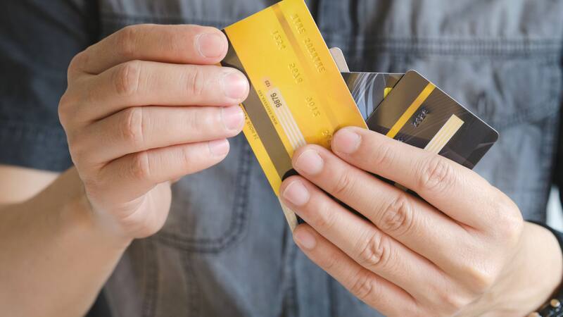 Las tarjetas son indispensables para formar parte del sistema bancario. Fuente: Shutterstock