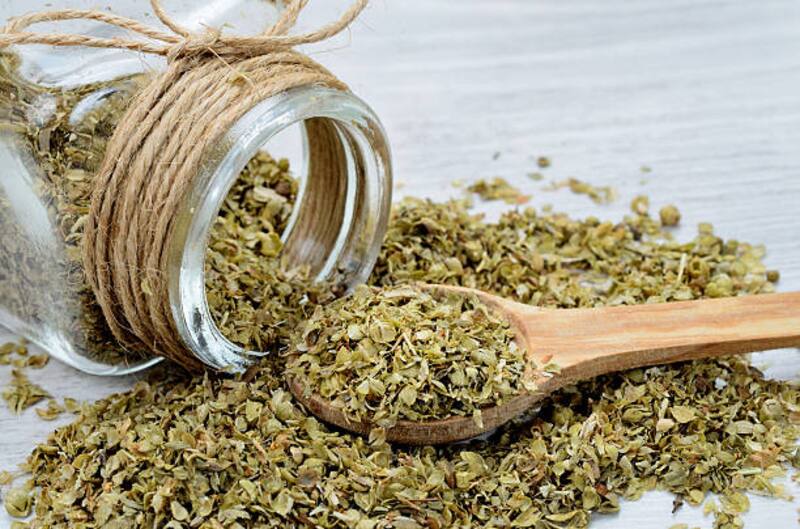 El orégano es una especia muy poderosa con antiinflamatorios que ayudan a desinflamar el abdomen. Fuente: Archivo.