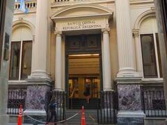 El Gobierno estudia la posibilidad de que se impriman billetes de $ 5000