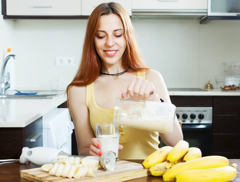 La combinación de avena y banana en este batido proporciona carbohidratos complejos que son fundamentales para mantener niveles de energía estables a lo largo del día.