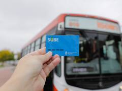 Fuertes cruces políticos por los carteles que advierten sobre el valor del boleto sin subsidio