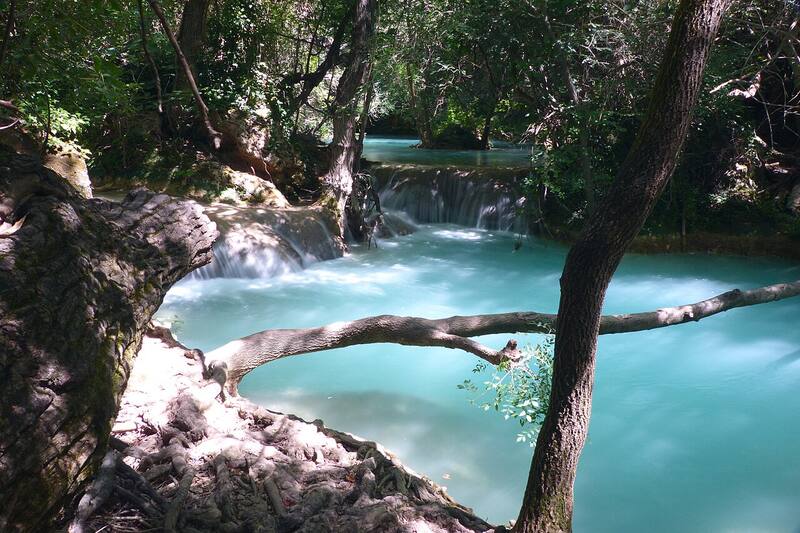 Las increíbles lagunas de agua turquesa en Sillans-la-Cascade. Foto: Wikimedia Commons.