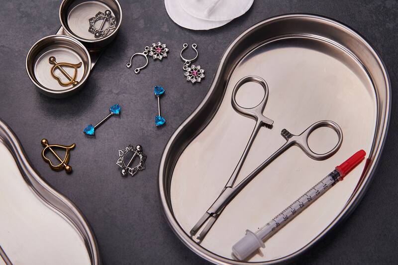 La Cofepris ahora pondrá mayor control sobre los tatuadores y microperforadores. Fuente: Shutterstock.