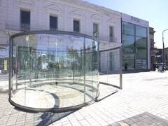 Instalan un molinete gigante de vidrio como obra de arte lúdica en Caminito