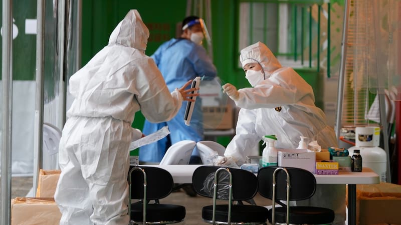 Los datos de los CDC muestran que el riesgo de ser hospitalizado es casi 19 veces mayor para los adultos no vacunados que para los adultos completamente vacunados.