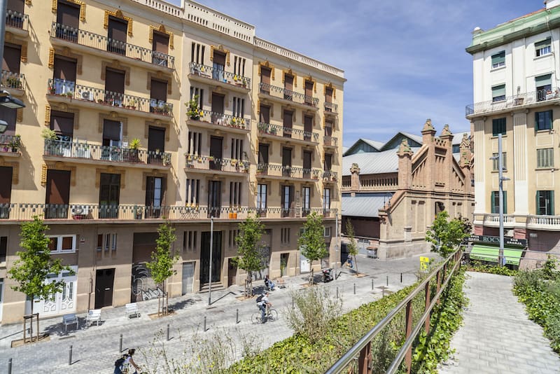 Según la revista Time Out, uno de los barrios más cool de todo el mundo es Sants, en Barcelona. Foto: Shutterstock.