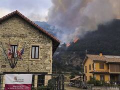 Última hora de los incendios: la bajada de temperaturas frena el avance de las llamas y abre una ventana de optimismo