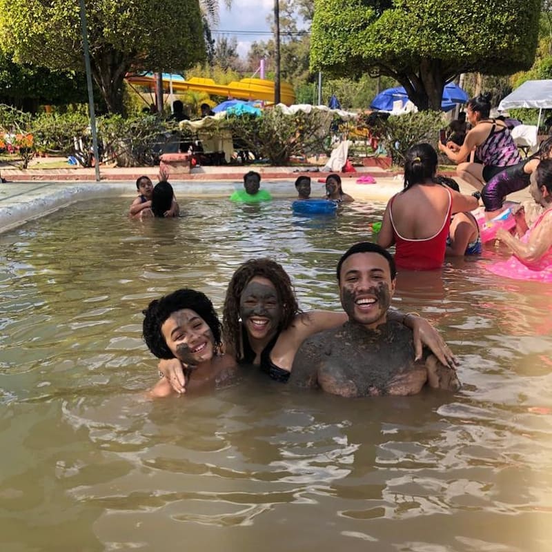 El Balneario Municipal de Tonatico del Edomex ofrece inmersiones en lodo purificante. Foto: Instagram @aux1dorinda