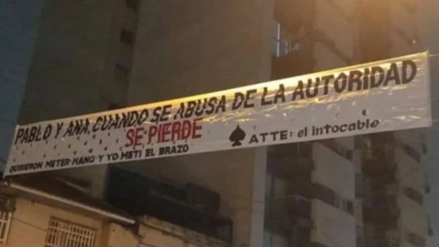 Un alumno colgó un pasacalles con graves amenazas en la puerta de su colegio