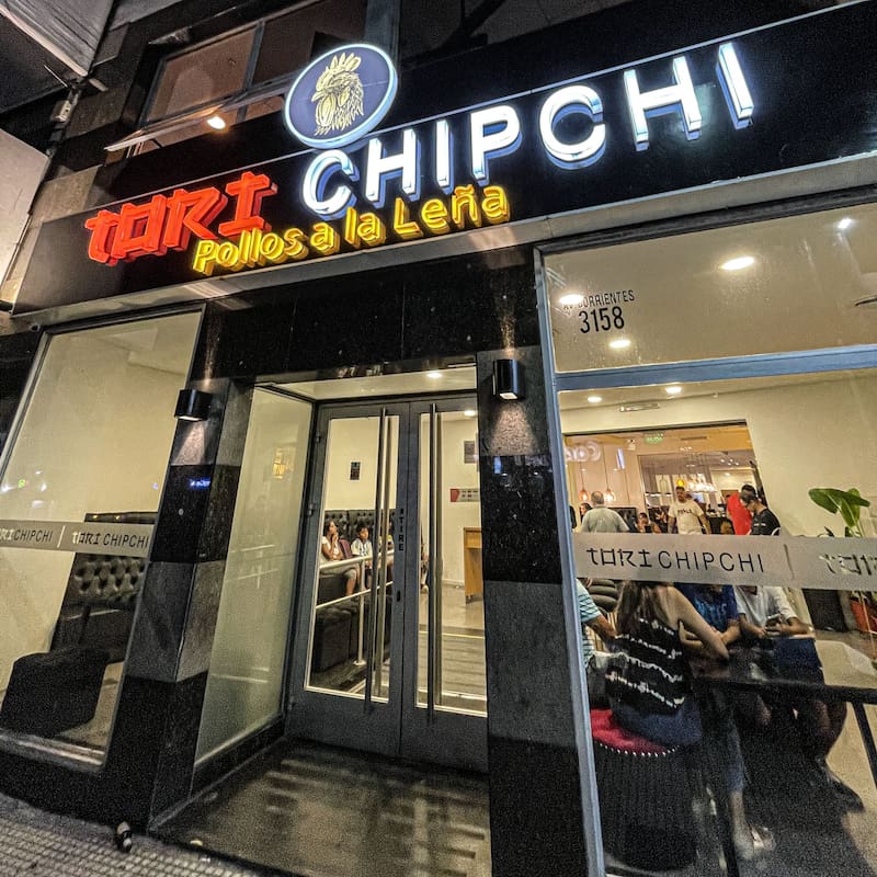 Tori Chipchi abrió a fines de 2022 y ya vende 6000 pollos a la leña por mes.