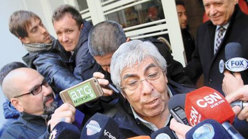 El presidente del club, Hugo Moyano, repudió el episodio mediante un comunicado.