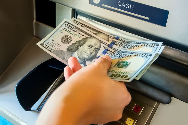 Tanto Chase Bank como Wells Fargo están entregando bonos en efectivo a quienes abran una cuenta por primera vez y cumplan ciertos requisitos. Imagen: archivo.