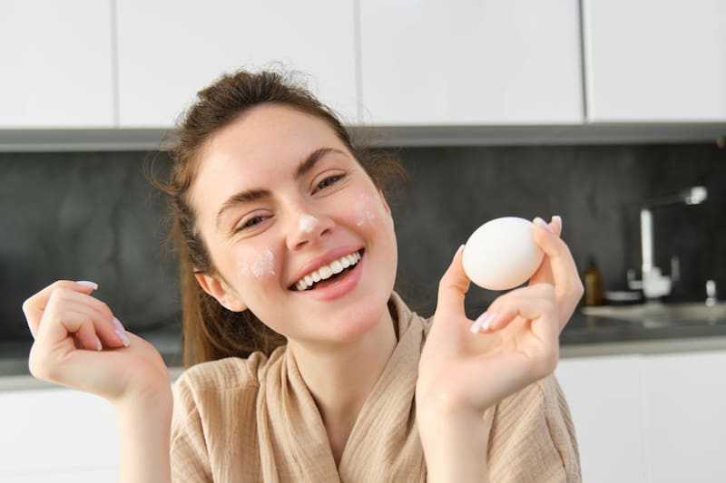 Consumir solo huevos cocidos y alimentos bajos en calorías no cubre las necesidades energéticas diarias (Fuente: Freepik)