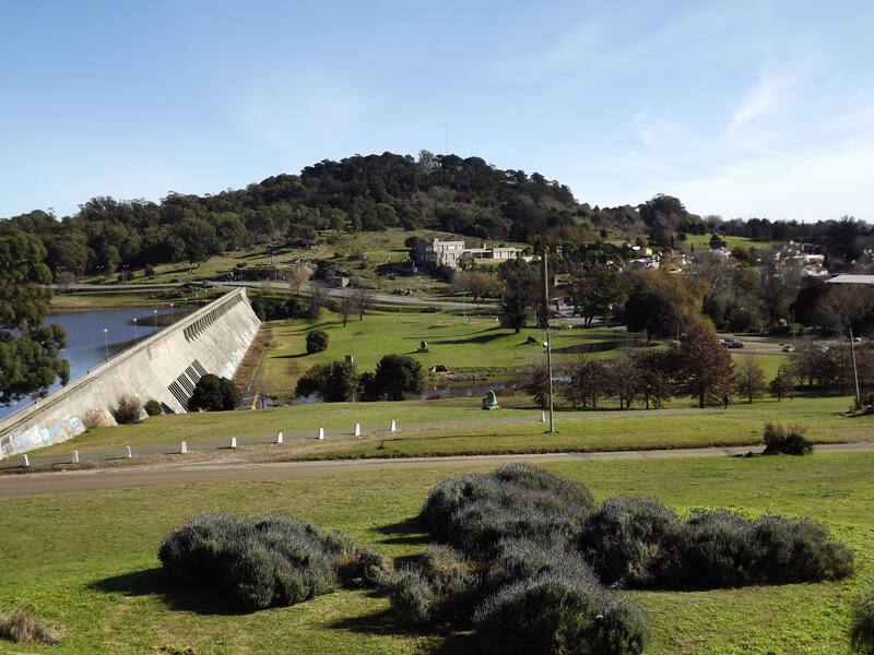 El entorno natural de Tandil ofrece la posibilidad de realizar caminatas en la Sierra del Tigre, un espacio perfecto para disfrutar con los más pequeños. (Fuente: Shenbe en Wikimedia Commons)