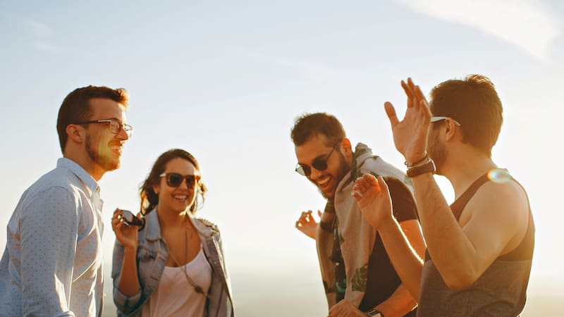 Descubrí por qué la gente con más tiempo libre es más feliz según una investigación científica.