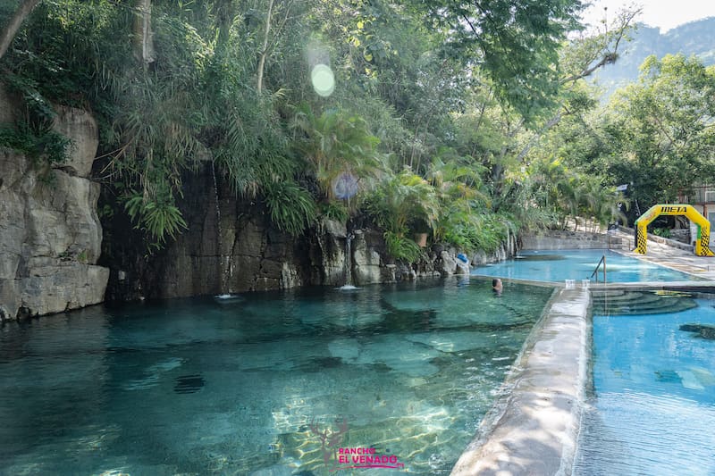 El hotel termal que tiene albercas de aguas cristalinas y ofrece descuentos del 30% y el 50% es Rancho El Venado. Foto: Facebook Rancho El Venado