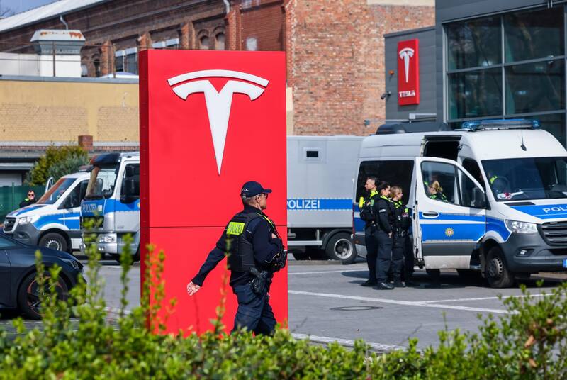 El primer hito de valoración es de 2 billones de dólares. Si Musk no logra duplicar la valuación de Tesla en los 10 años del plan, no recibirá nada. Foto: EFE.