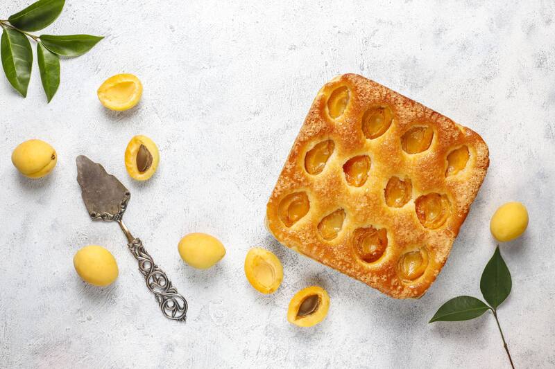 La receta más fácil y rápida para preparar una coca mallorquina de albaricoques en casa. Imagen: Freepik.