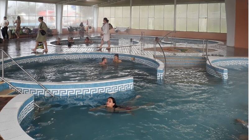 El predio termal se extiende por 20 hectáreas de espacio verde, con piletas de agua cálida ideales para el frío del invierno.