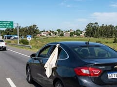 Colgar una tela blanca en la ventana de un auto en movimiento: qué significa y para qué sirve