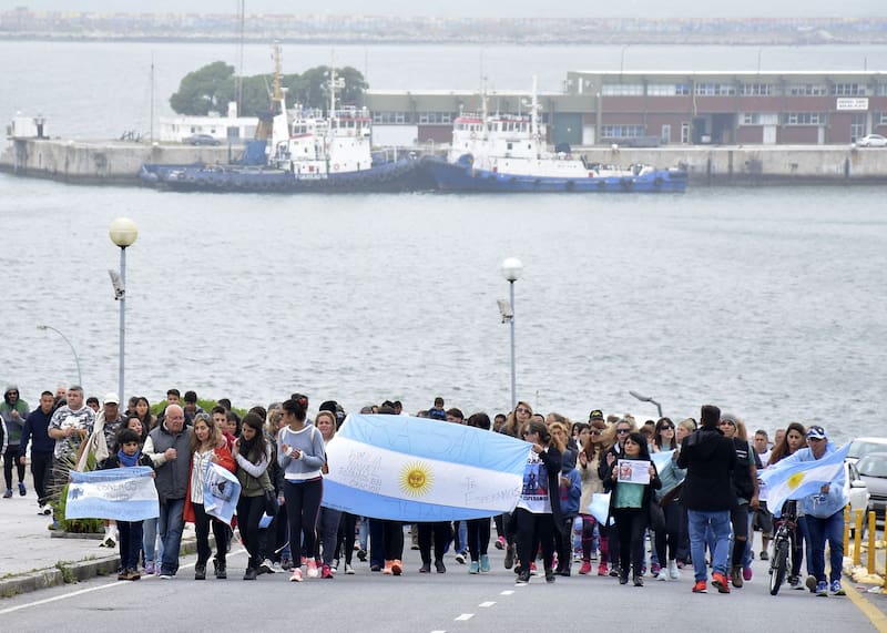 Familiares de las víctimas del ARA San Juan durante una marcha cerca de la Base Naval de Mar del Plata, adonde debería haber llegado el submarino.