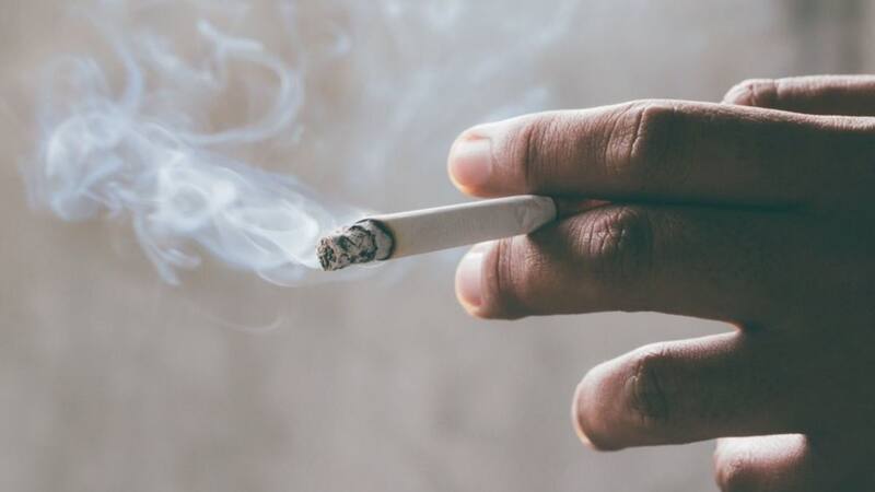Adiós tabaco: el Gobierno plantea subir impuestos y aumentar los espacios sin humo dentro de el país.