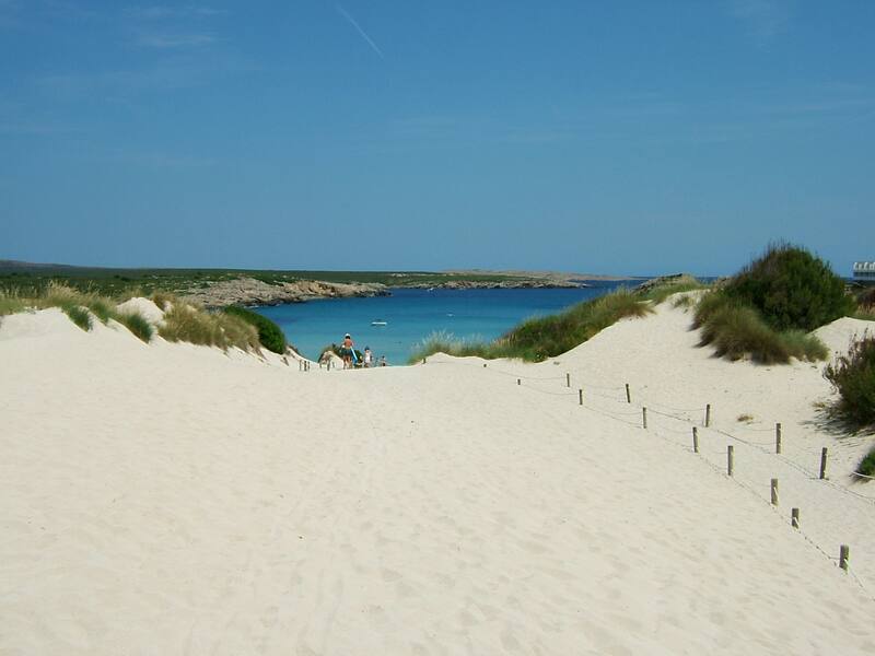 Las playas de arena blanca y aguas turquesas de Menorca son perfectas para disfrutar de momentos de relax. (Foto: Wikimedia)