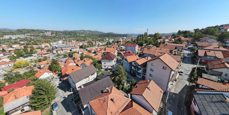 Tuzla es un destino turístico popular y cuenta con una serie de atracciones históricas y culturales. (Fuente: Captura Google Maps).