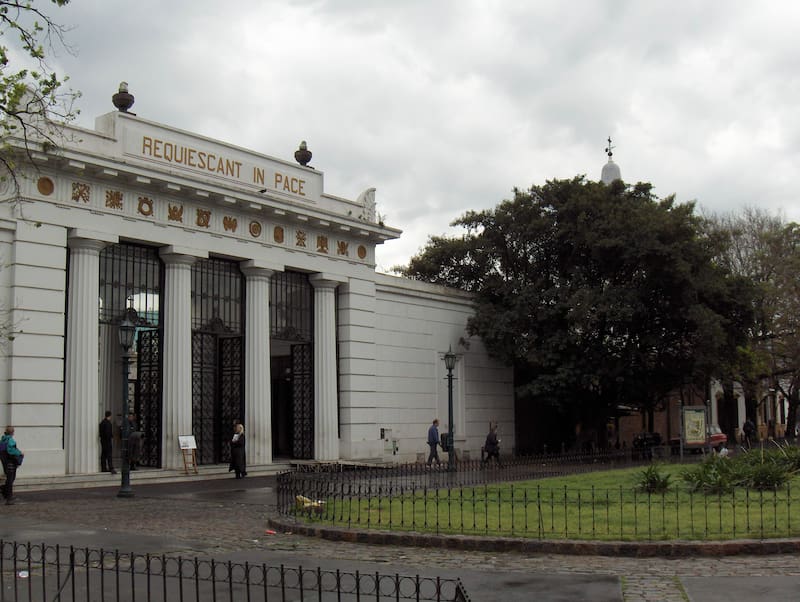 La Recoleta es un cementerio histórico que guarda las sepulturas de personalidades influyentes de Argentina (Fuente: Skings / Wikimedia Commons)
