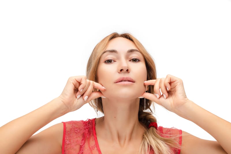 Los ejercicios de yoga facial pueden ayudar a reducir la papada de manera efectiva. (Foto: Freepik)