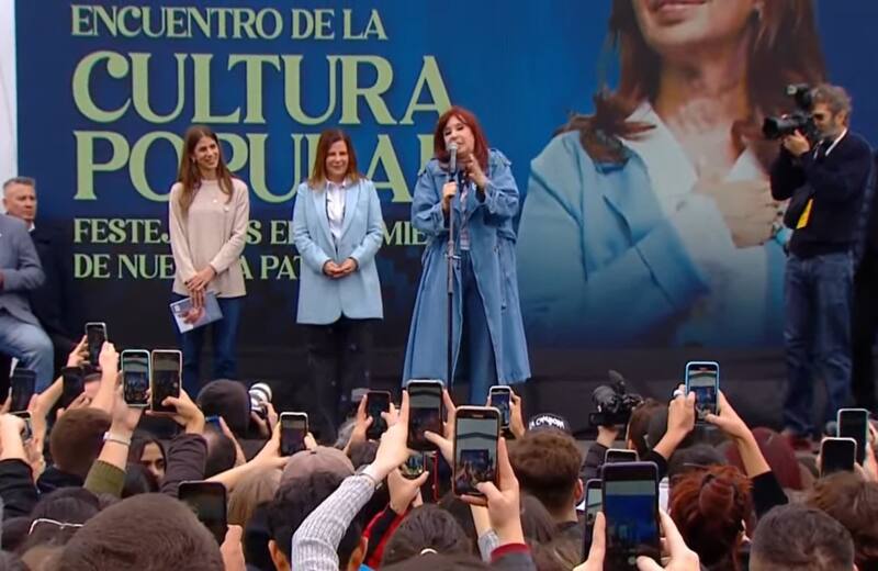 Una vez finalizado su discurso, Cristina Kirchner se acercó a hablar con la militancia