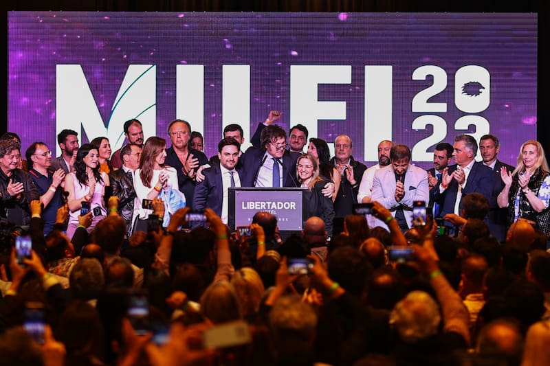 El equipo libertario el día de las elecciones generales. (Camila Godoy/Télam)