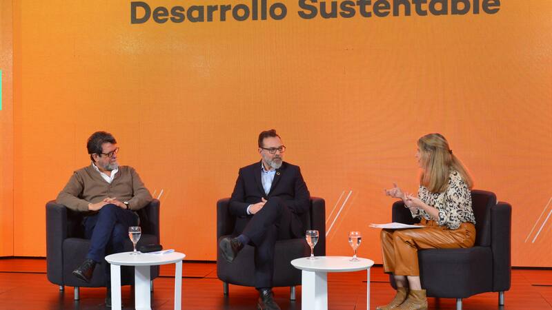 Claudio Moreno (TGN), Flavio Fuertes (Red Pacto Global Argentina), junto a Juliana Monferrán (El Cronista)