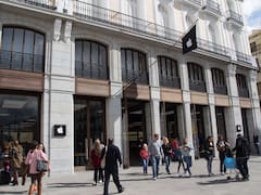 No tiene casa, pero evita los robos en un Apple Store: como premio, lo dejan ver películas en una Mac de exposición