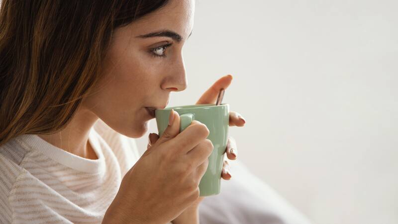 Esta bebida puede favorecer un descanso nocturno de calidad, ayudando a quienes tienen dificultades para conciliar el sueño sin generar somnolencia diurna.