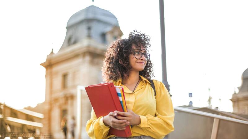 Para inscribirse en la beca, los estudiantes deben seguir un proceso de dos fases.